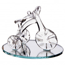 Sujet tricycle en verre sur miroir