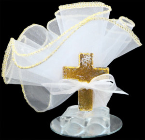 Livre ouvert et croix avec tulle