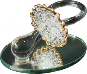 Tétine ciselée en verre sur miroir